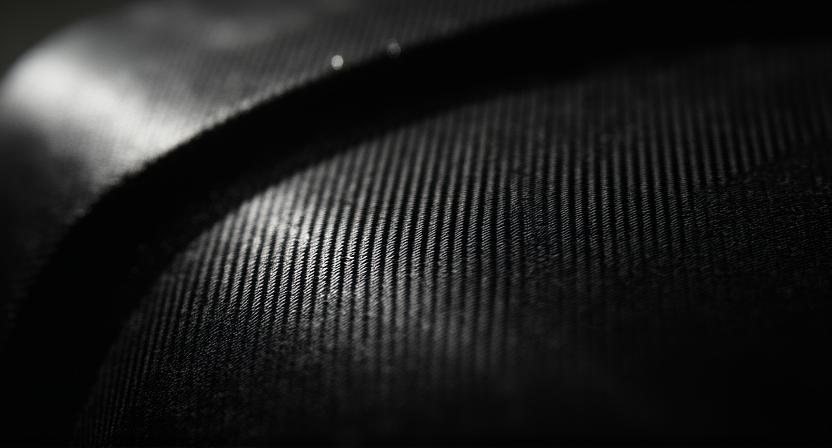 Détail de la texture en fibre de carbone sur un capot de voiture de luxe